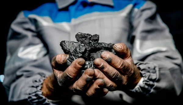 炭鉱の汚い手を握ってる — ストック写真