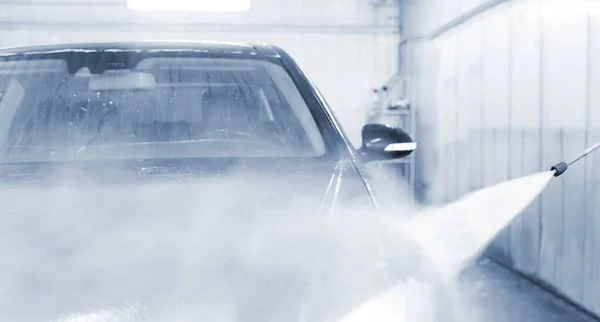 Autowäsche. Arbeiter reinigen Auto mit Hochdruckwasser — Stockfoto