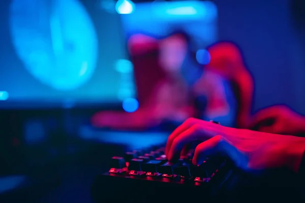 Computador de fundo desfocado, teclado, luzes azuis e vermelhas. Conceito arena eSports para jogadores que jogam torneios — Fotografia de Stock