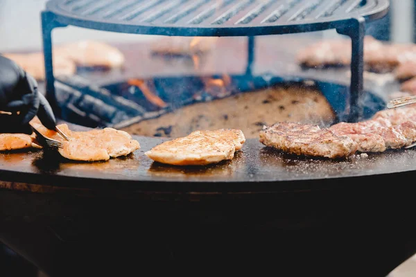 Vepřová žebírka a steak vařené na grilu, open fire street food festival — Stock fotografie
