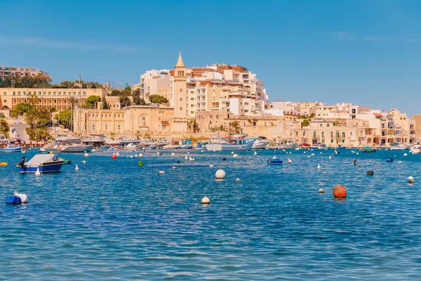 Město Marsaskala Malta letní přístav Rybářské lodě ve vodě středozemní moře modrá — Stock fotografie