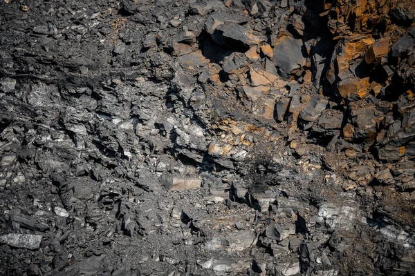 Sección geológica del suelo, capas de carbón y roca. Sobrecarga abierta mina antracita. Textura oscura color negro — Foto de Stock