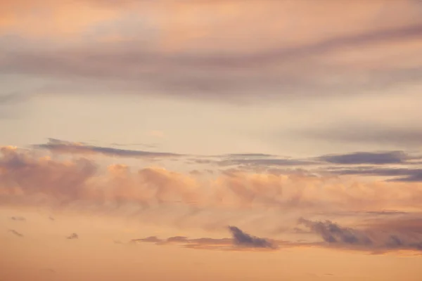 Прекрасний фон заходу сонця блакитне небо з хмарами, природна текстура, сонячний день — стокове фото