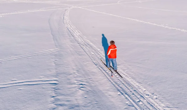 Frau im Skilanglauf auf verschneiter Piste. Freizeitkonzept. Luftaufnahme von oben — Stockfoto