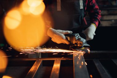 Metal için yakın çekim öğütme makinesi, diskin altından kıvılcımlar çıkıyor