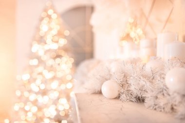 Şömine, mum ve çelenk için Noel süslemeleri. Gümüş rengi