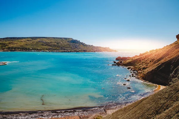 Golden Bay Malta verano turista playa azul mar de agua,. Concepto de viaje —  Fotos de Stock