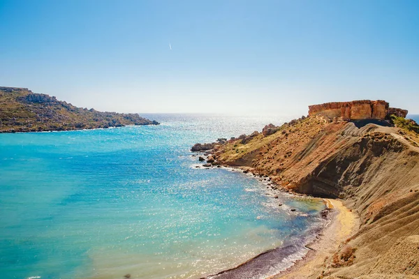 골든 베이 몰타 (Golden Bay Malta) 여름 관광객들은 해변에 시원 한 물을 즐기고 있다. 여행의 개념 — 스톡 사진