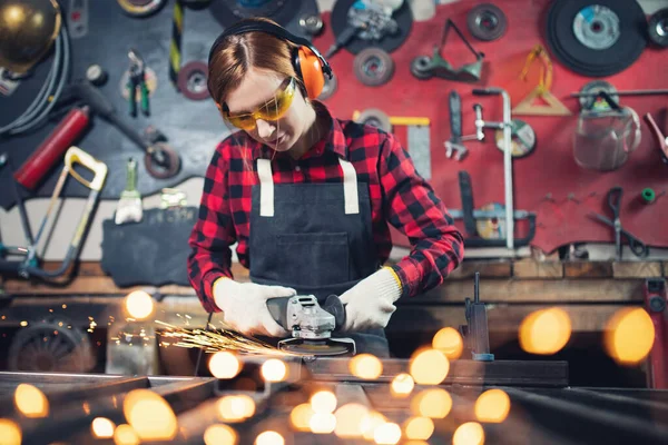 Mujer que trabaja con cortes de amoladora angular y pule metal después de soldar con chispa — Foto de Stock