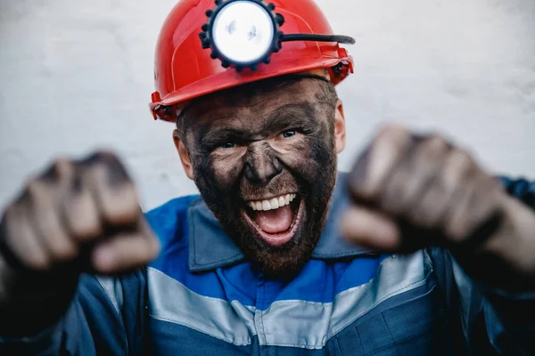 Hombre minero manos protesta puño arriba la mina de carbón revolución. Huelga de trabajadores conceptuales — Foto de Stock