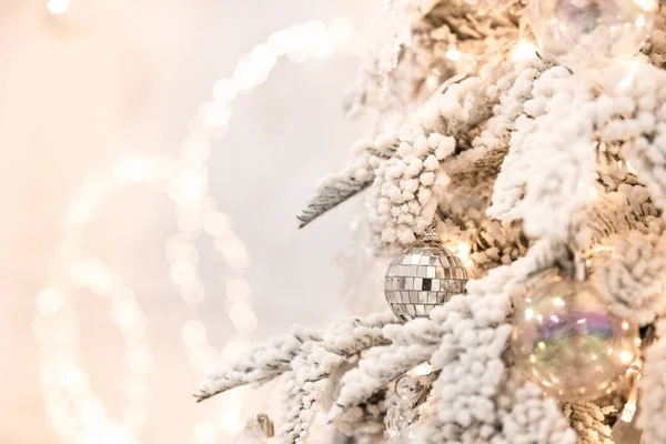 Rama de árbol de Navidad con decoraciones de Año Nuevo bola de regalo copos de nieve de cerca, color blanco plateado —  Fotos de Stock