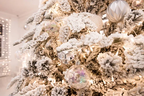 Rama de árbol de Navidad con decoraciones de Año Nuevo bola de regalo copos de nieve de cerca, color blanco plateado — Foto de Stock