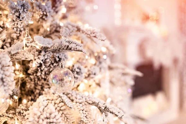 Fondo del árbol de Navidad con bolas de juguetes decorados con nieve artificial, copos de nieve, iluminación dorada rama —  Fotos de Stock