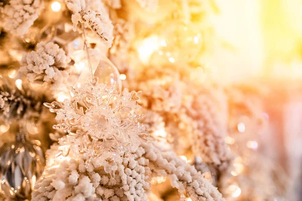 Kerstboom tak met decoraties Nieuwjaar cadeau bal sneeuwvlokken close-up, zilver witte kleur — Stockfoto