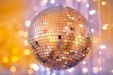 Yeni yıl partisi için disko topu, altın ve mavi parıltı, yanıp sönüyor. Noel konsepti