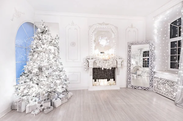 Interior de la habitación de Navidad con árbol de Año Nuevo, chimenea y regalos en iluminaciones de luz blanca plateada — Foto de Stock