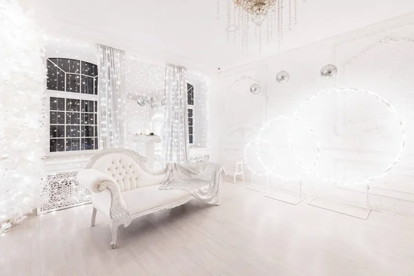 Interior Sala de Navidad sofá retro plateado blanco en iluminaciones de luz — Foto de Stock