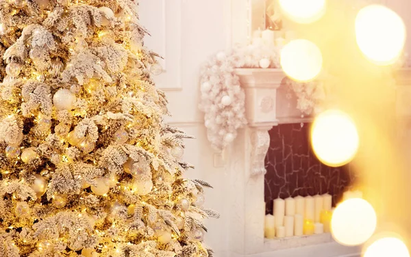 Intérieur Fond de Noël avec des illuminations arbre, cheminée et cadeaux en lumière blanche argentée — Photo