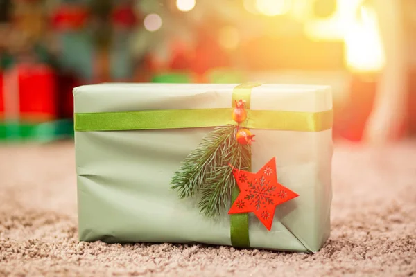 Nový rok nebo vánoční dárková krabice s stuhou zdobené, pozadí světlo bokeh — Stock fotografie