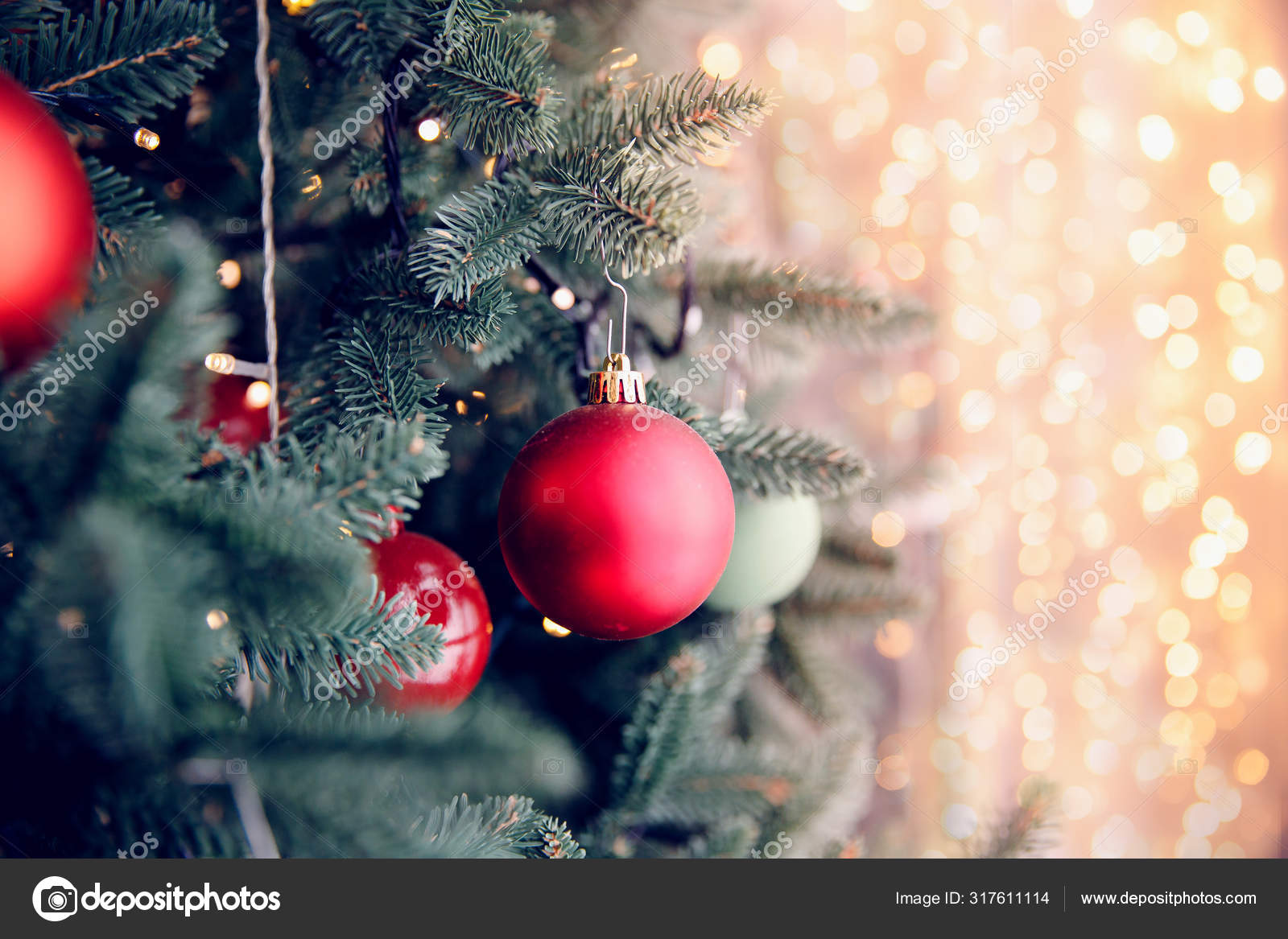 Árvore de fundo de Natal New Yeae ramo com decorações bolas vermelhas presentes e estrela, com luz bokeh. Espaço de cópia fotos, imagens de © ParStud #317611114 Árvore de fundo de Natal New Yeae ramo com decorações bolas vermelhas presentes e estrela, com luz bokeh. Espaço de cópia fotos, imagens de © ParStud #317611114