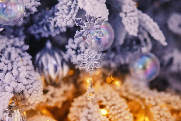 Kerstboom tak met decoraties Nieuwjaar cadeau bal sneeuwvlokken close-up, zilver witte kleur — Stockfoto