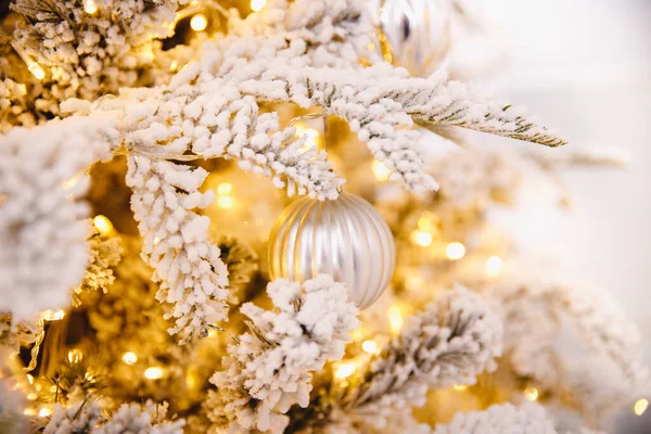 Kerstboom versierd sneeuw verlichting en geschenken speelgoed, achtergrond licht bokeh — Stockfoto