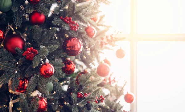 Kerst rode dennenboom met achtergrond bokeh zonlicht ramen, Nieuwjaar teken. Kopieerruimte — Stockfoto