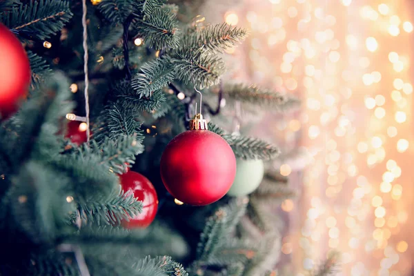 Weihnachten Hintergrund Baum neue yeae Zweig mit Dekorationen rote Kugeln Geschenke und Stern, mit Bokeh-Licht. Kopierraum — Stockfoto
