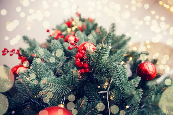 Boże Narodzenie czerwony sosna drzewo z tłem bokeh światło, Nowy Rok znak. — Zdjęcie stockowe