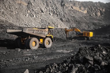 Açık maden endüstrisi, kömür antrasit için büyük sarı maden kamyonu.