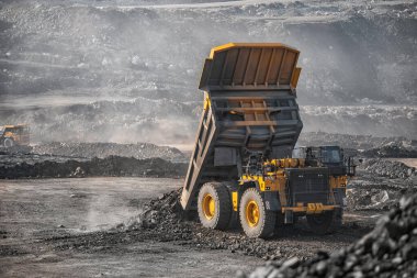 Büyük sarı maden kamyonu. Antrasit yüklü. Açık kömür madeni taşıyor.