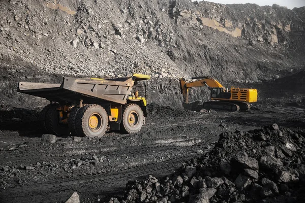Nyílt akna ipar, nagy sárga bányászati teherautó szén antracit — Stock Fotó