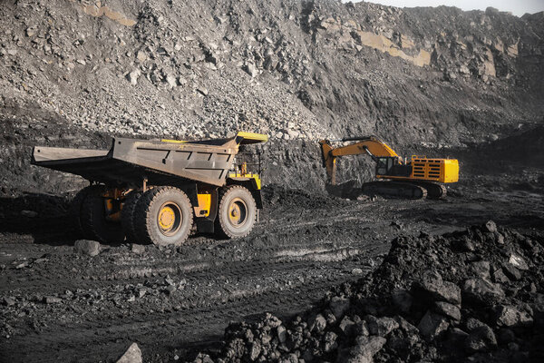 карьерная промышленность, большой желтый грузовик для добычи антрацита