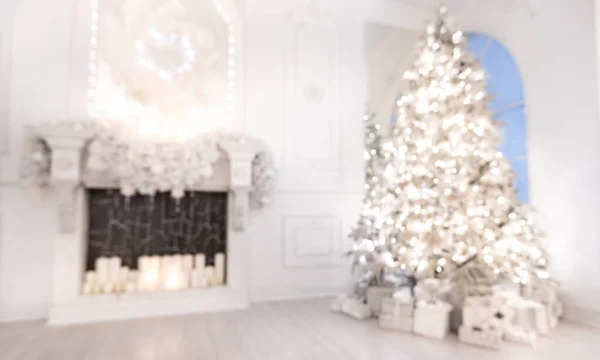 Fondo borroso interior de Navidad con árbol de Año Nuevo y chimenea artificial decorado luz para vacaciones, color blanco — Foto de Stock