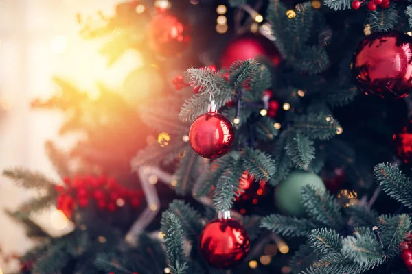 Kerst achtergrond boom New Yeae tak met decoraties rode ballen geschenken en ster, met bokeh licht — Stockfoto