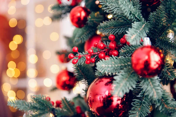 Χριστουγεννιάτικο φόντο πεύκο υποκατάστημα με διακοσμήσεις κόκκινες μπάλες δώρα και αστέρι, με bokeh φως — Φωτογραφία Αρχείου