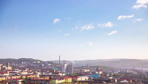 Murmansk, Rusland - 1 juli 2019: Panorama noordelijke stad. Vrachthaven Golf van zee. Blauwe lucht — Stockfoto