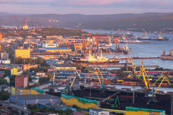 ロシアのムルマンスク- 2019年7月1日:パノラマ北部の都市。海上の貨物港湾。青空 — ストック写真