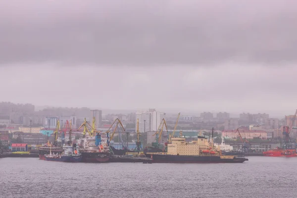Murmansk, russland - 4. Juli 2019: panorama nördliche stadt. Frachthafen Golf von Meer grauen Himmel — Stockfoto