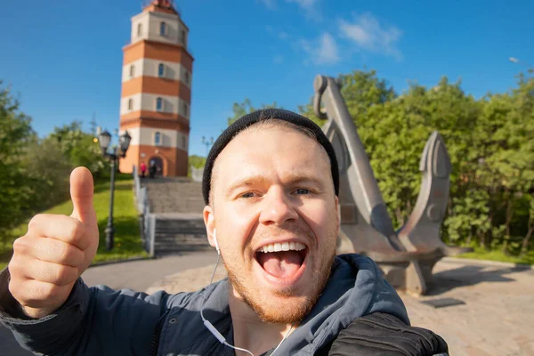 在俄罗斯的摩尔曼斯克市，Selfie为快乐的男性游客拍照。 旅行概念 — 图库照片