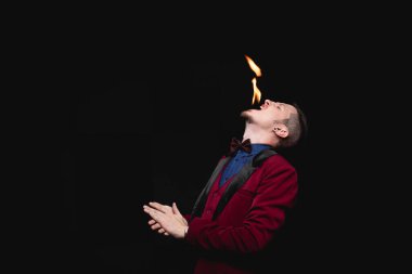 Ateş gösterisi, fakir sihirbaz yutkunuyor ve dili ağzından çıkarıyor.