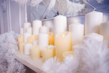 Noel süsü mum ışığı, şömine arkası aydınlatma gece havası, altın rengi.