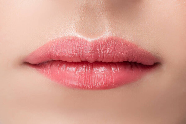 Красивые натуральные женские губы крупным планом с розовым постоянным макияжем
