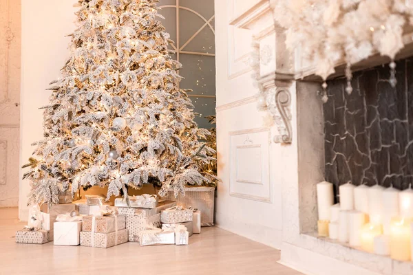 Achtergrond Kerst interieur Nieuwjaar boom en kunstmatige open haard versierd licht voor vakantie, witte kleur — Stockfoto