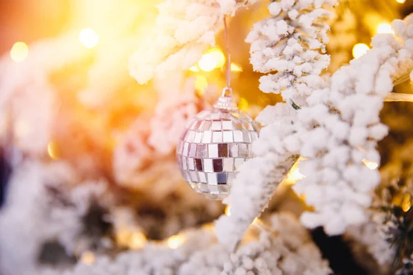 Kerstboom versierd sneeuw verlichting en geschenken speelgoed, achtergrond zon licht bokeh — Stockfoto