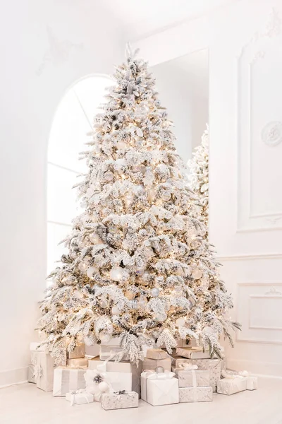 Intérieur Salle de Noël, Arbre de Nouvel An blanc argenté avec cadeaux, jouets, boules dans des illuminations lumineuses — Photo