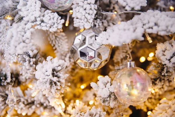 Kerstboom versierd sneeuw verlichting en geschenken speelgoed, achtergrond licht bokeh — Stockfoto