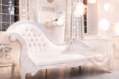 Noel odasının içi gümüş retro kanepe aydınlatmalarla bembeyaz