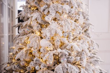 Noel ağacı süslemeli Yılbaşı hediyesi kar taneleri yakın, gümüş beyaz renk.