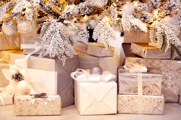 Χριστουγεννιάτικο κουτί δώρου με λευκή κορδέλα ασημί διακοσμημένο φωτισμό, αντίγραφο χώρου — Φωτογραφία Αρχείου
